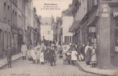 Cette rue étroite , où l'on trouvait de nombreuses boutiques, était forte animée , comme on peut le voir sur la carte. C'est dans cette rue que se trouve sur la droite en montant, la chapelle des Jésuites qui fut achevé en 1629. Dans le fond on aperçoit la rue St Bertin.